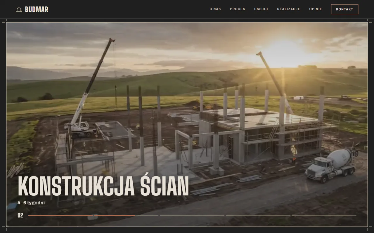 BUDMAR: film budowy przewinięty do etapu „Konstrukcja ścian, 4–6 tygodni”, dźwigi nad stawianym domem