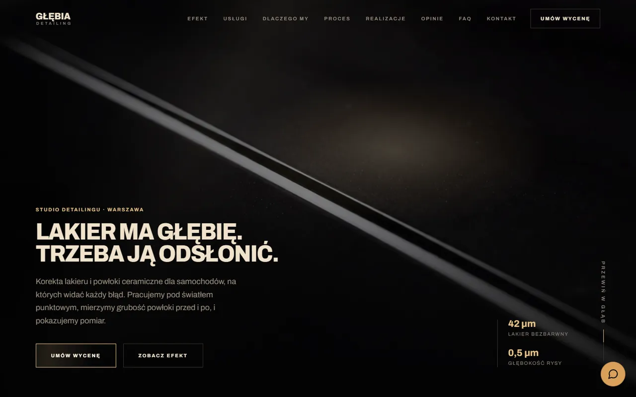 Głębia Detailing, strona główna: nagłówek „Lakier ma głębię. Trzeba ją odsłonić.” na tle lakieru w świetle lampy